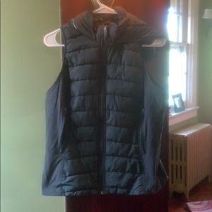 Puffer Vest. Hooded. Zipper pockets.